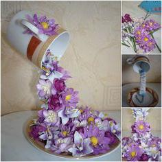 flydende kop med blomster foto 